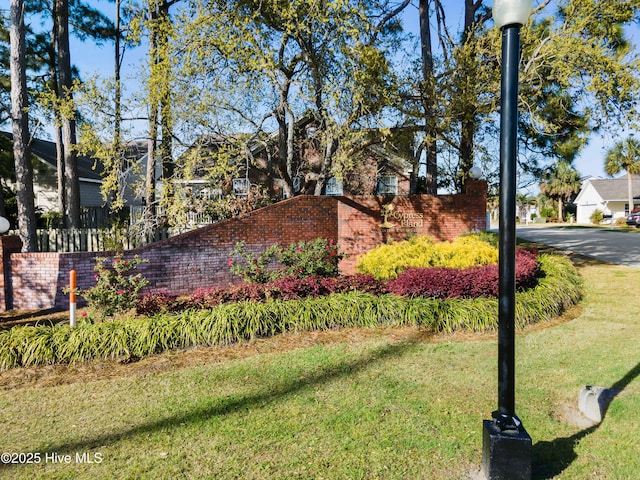 community sign with a yard