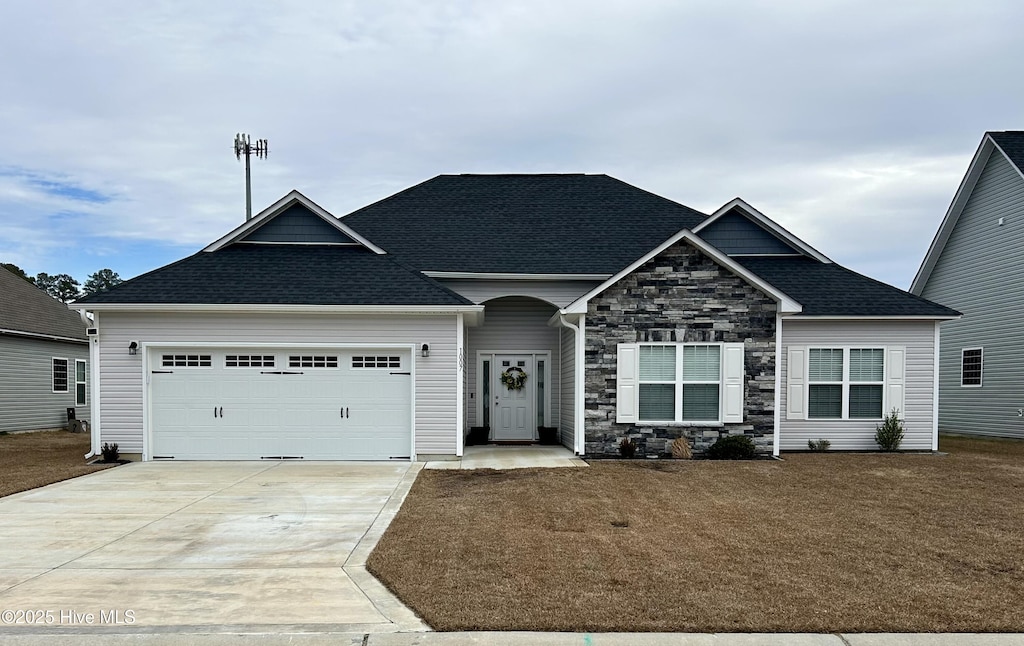 craftsman inspired home with a front lawn and a garage