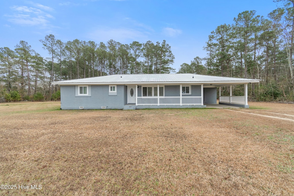 single story home featuring covered porch and a front lawn