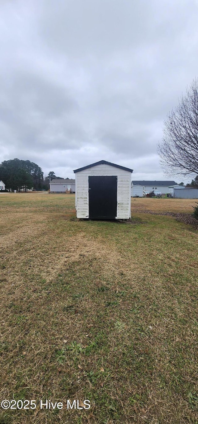 view of yard featuring an outdoor structure