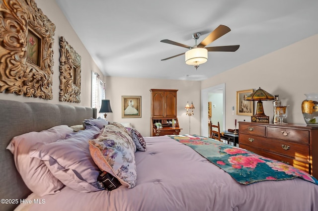 bedroom with ceiling fan