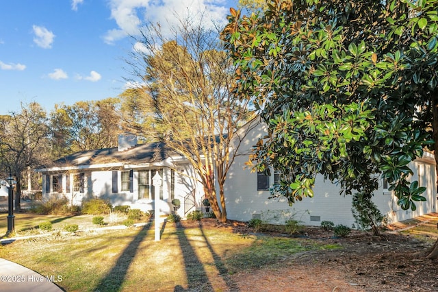 view of front facade featuring a front yard