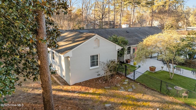 view of front of house featuring a front lawn