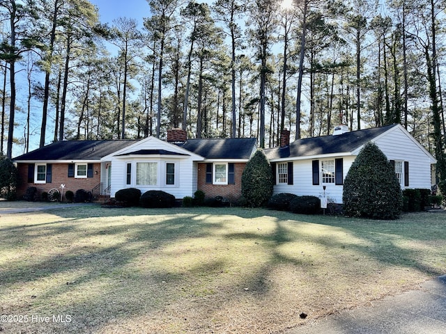 ranch-style house featuring a front lawn