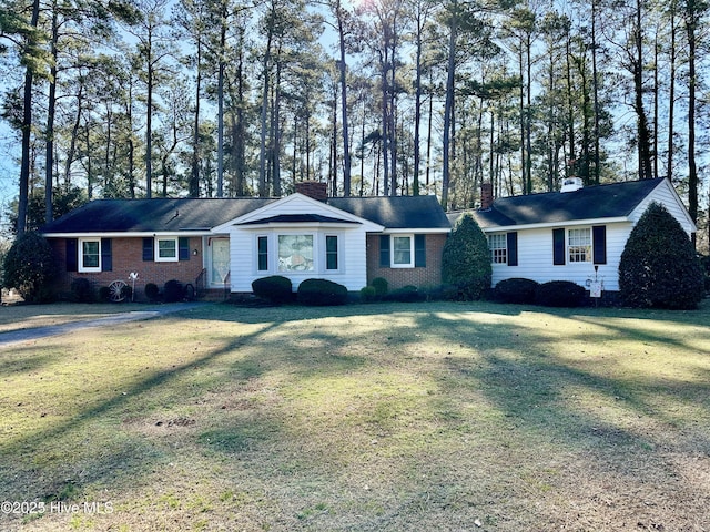 single story home with a front yard