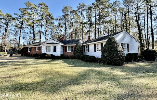 ranch-style home featuring a front lawn