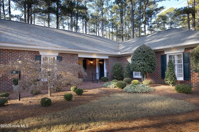 single story home featuring a front yard