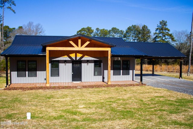 view of front of house featuring a front yard