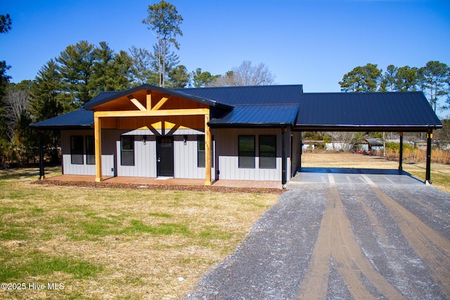 view of front of home featuring a front lawn