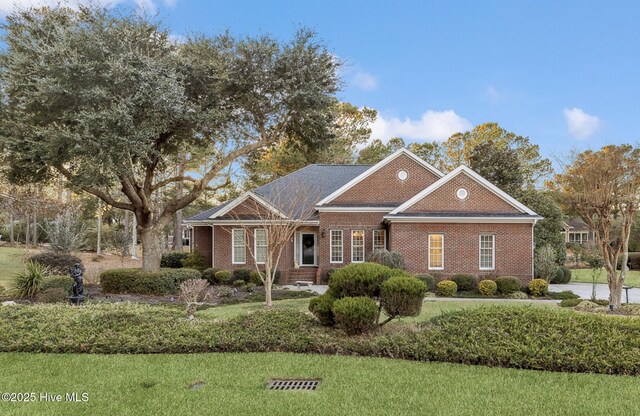 view of front of property featuring a front yard