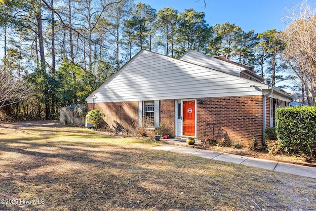 view of front of house featuring a front yard