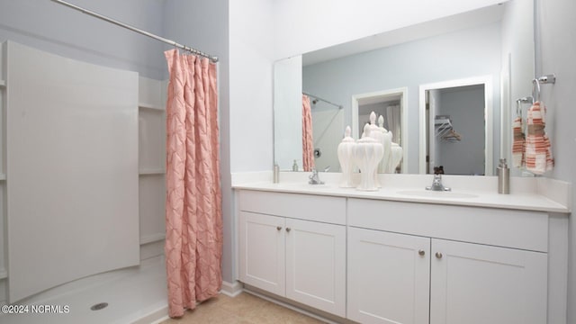 bathroom featuring a shower with shower curtain and vanity