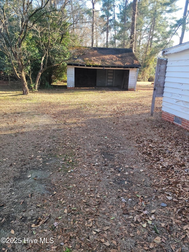 view of yard featuring an outbuilding