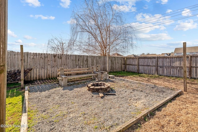 view of yard featuring an outdoor fire pit