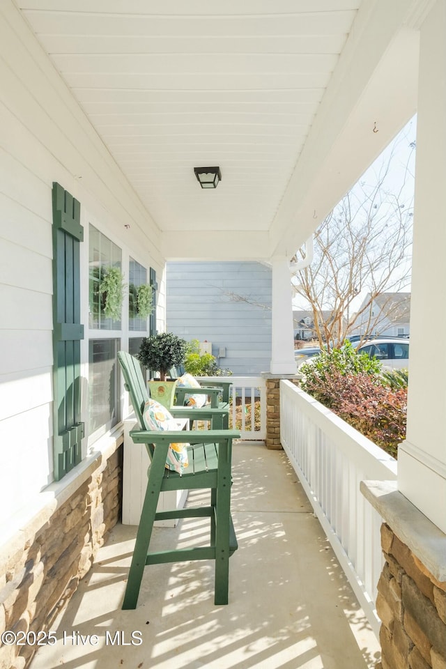 balcony featuring covered porch