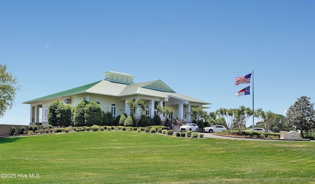 view of front facade with a front lawn