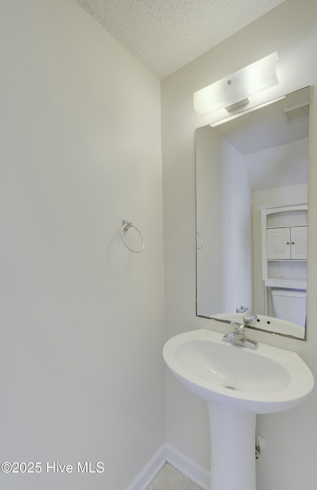 bathroom with a textured ceiling