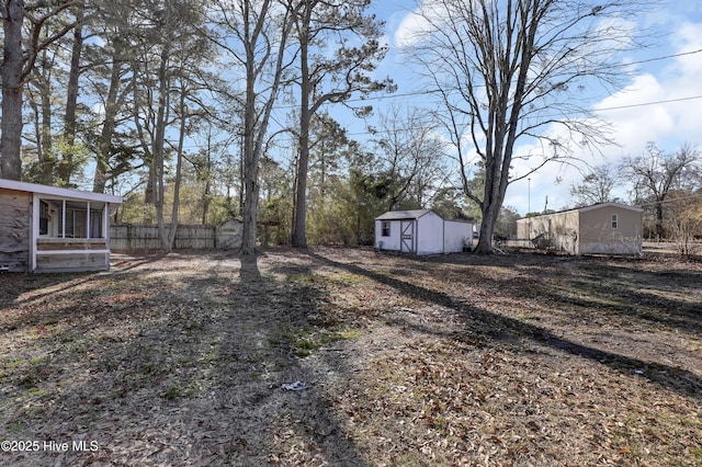 view of yard featuring a shed