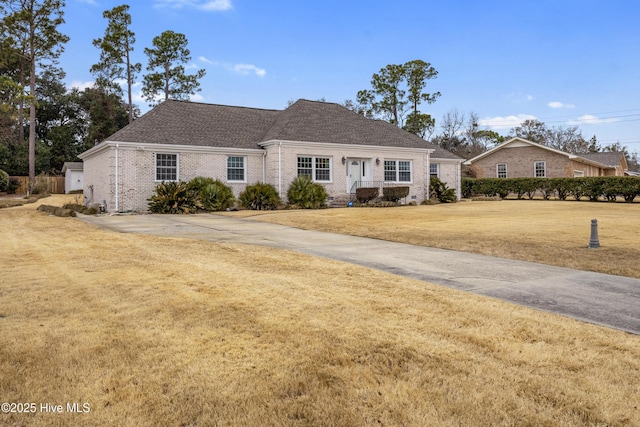 single story home featuring a front yard