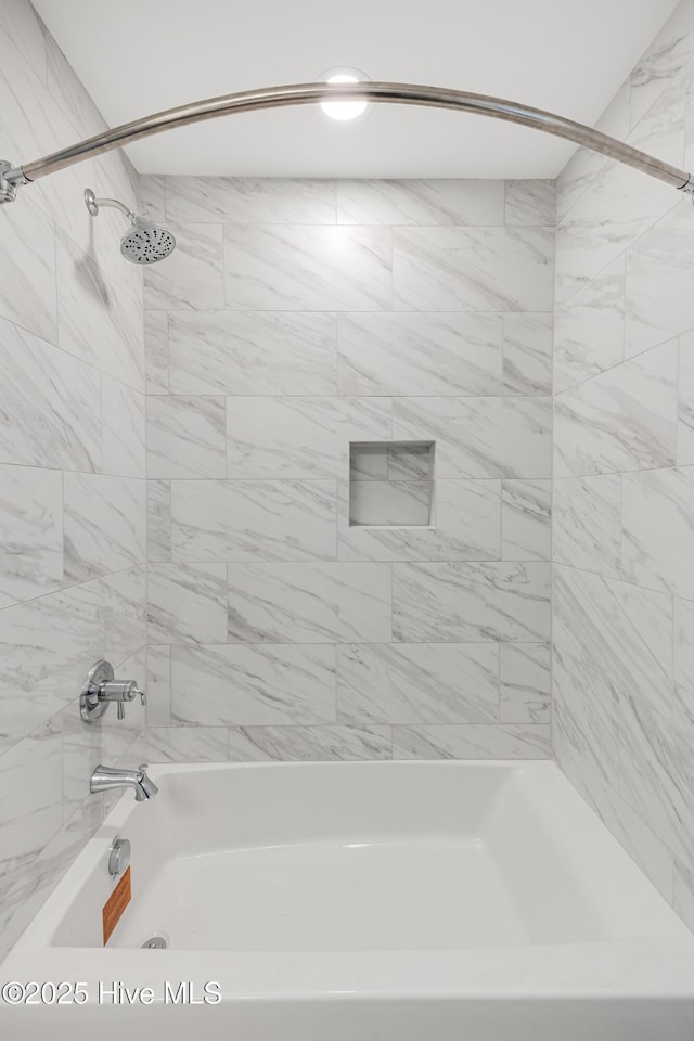 bathroom featuring tiled shower / bath combo