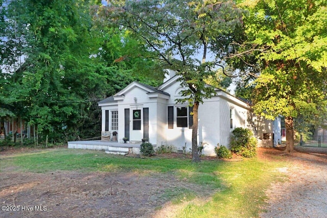 view of front of home featuring a front yard