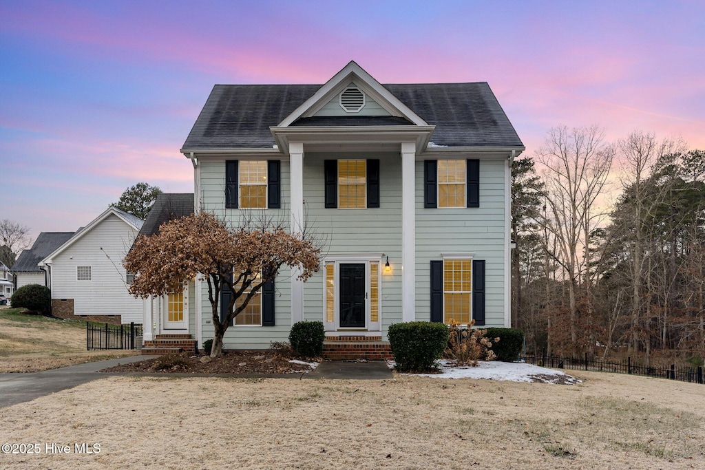 view of front of property featuring a lawn