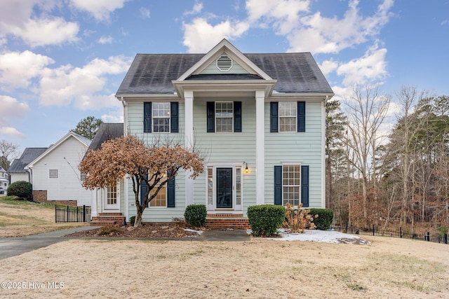 view of front of house featuring a front lawn