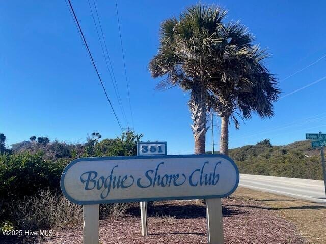 view of community / neighborhood sign