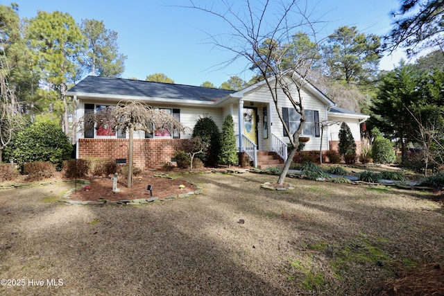 view of front facade featuring a front yard