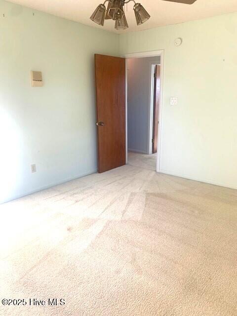 carpeted empty room featuring ceiling fan