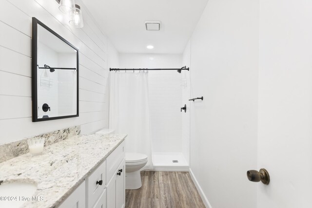 bedroom featuring light wood-type flooring, ceiling fan, and a closet