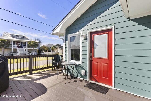 view of front of property featuring a front lawn and a garage