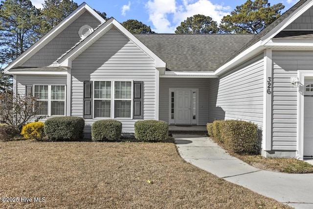 view of front facade featuring a front yard