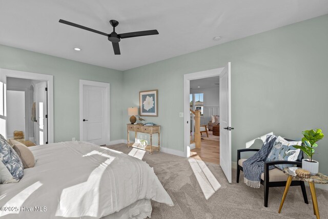 living room with ceiling fan with notable chandelier, ornamental molding, and light wood-type flooring