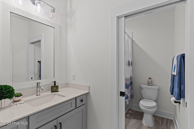 bathroom featuring tiled shower and toilet