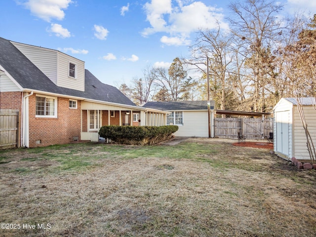 view of yard featuring a storage shed