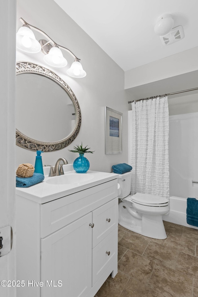 bathroom with toilet, a shower with shower curtain, and vanity