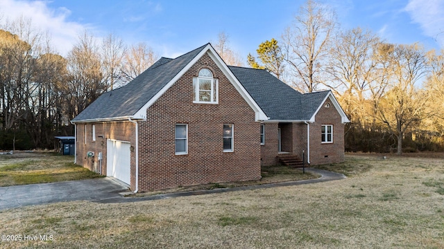 view of front facade featuring a garage and a front lawn