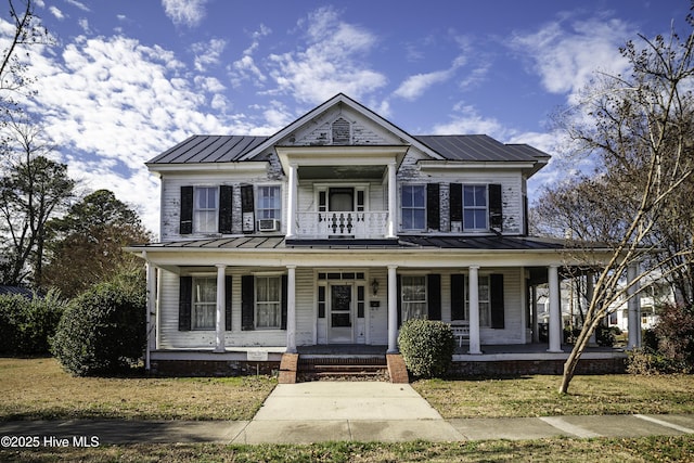 farmhouse-style home featuring covered porch