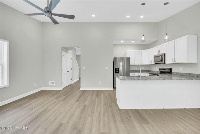 211 Lincoln Place Cir, Leland, NC 28451 - kitchen with appliances with stainless steel finishes, a sink, a high ceiling, a ceiling fan, and a peninsula