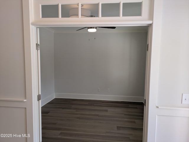 mudroom with dark wood-style flooring, a ceiling fan, and baseboards