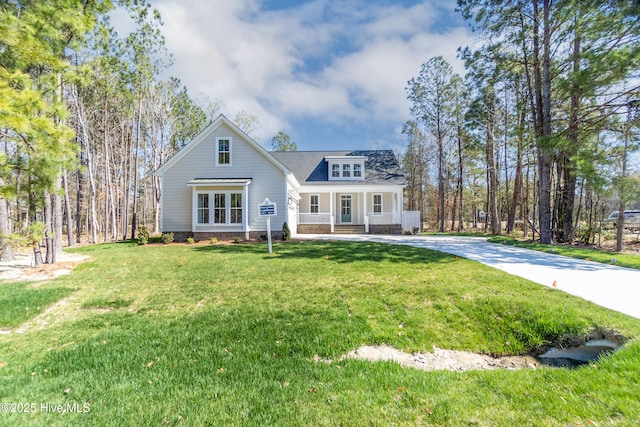 view of front of property featuring a front yard and a porch