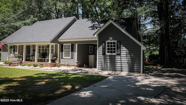 view of front facade featuring covered porch and a front yard