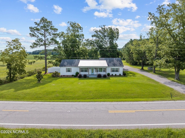 view of front of home featuring a front yard