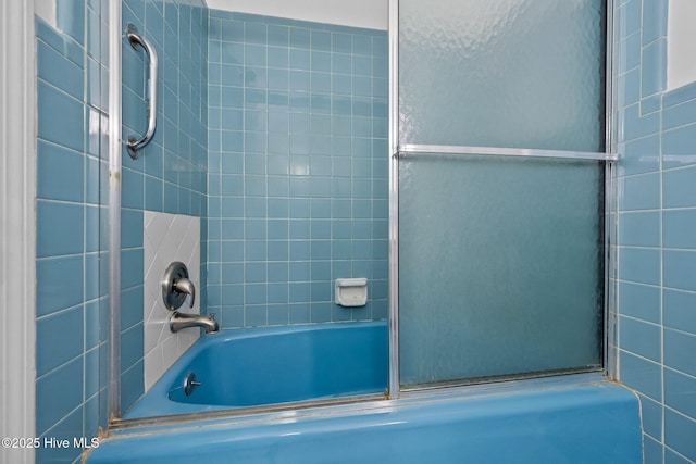 bathroom with combined bath / shower with glass door