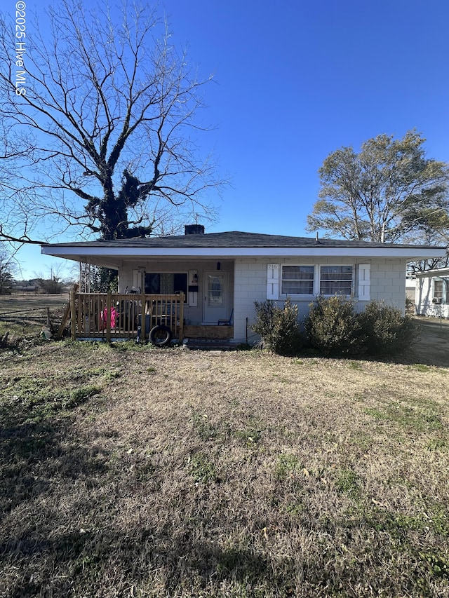 view of front facade featuring a front yard