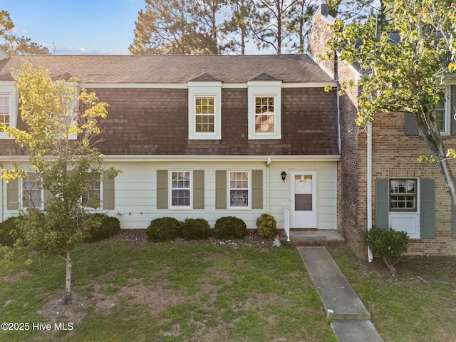 view of front of home featuring a front yard