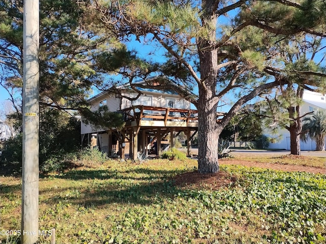 view of front facade featuring a deck and a front lawn