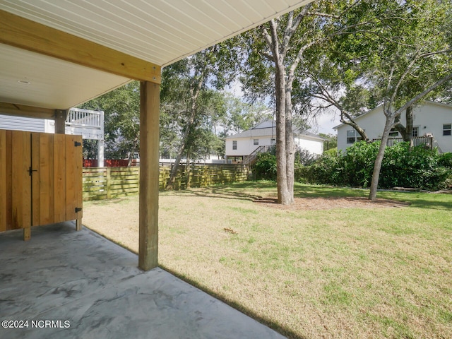 view of yard featuring a patio