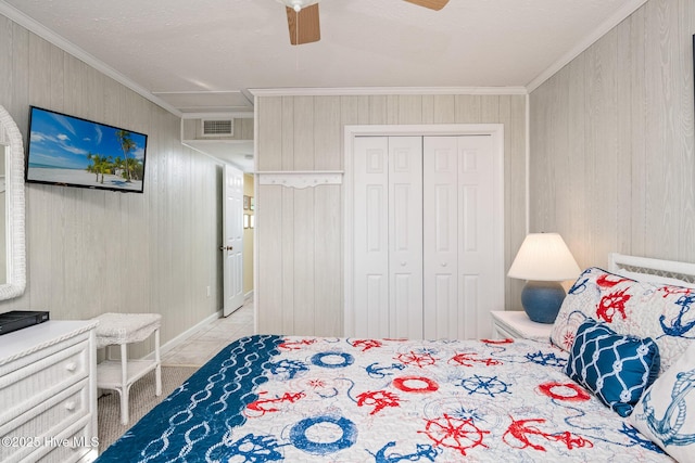 bedroom with ornamental molding, a closet, and ceiling fan